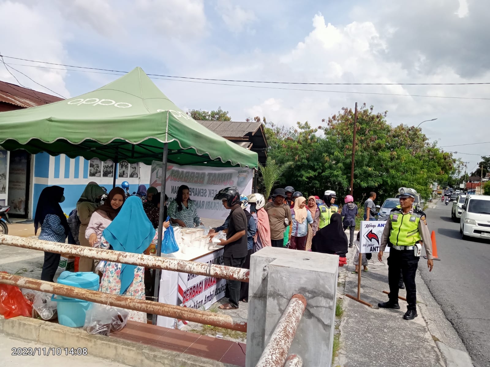 Jumat Berbagi Polsek Senapelan Beri Makanan Ke Puluhan Masyarakat